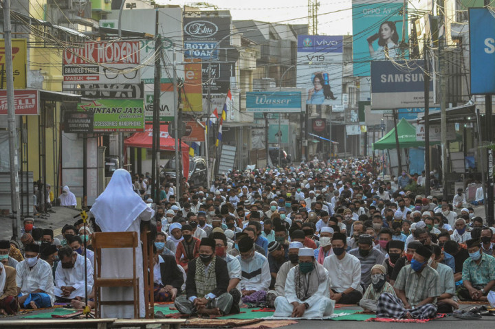 Ribuan umat Muslim mengikuti Salat Idulfitri di Jalan Raya KH Zaenal Musatafa, Kota Tasikmalaya, Jawa Barat. ANTARA FOTO/Adeng Bustomi