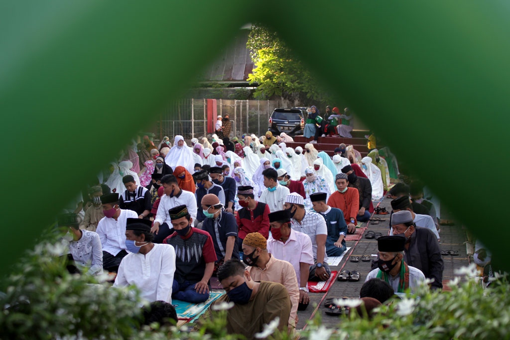 Umat Muslim melaksanakan Salat Idulfitri 1 Syawal 1441 H di Masjid Besar Nurul Hijrah Makassar, Sulawesi Selatan. ANTARA FOTO/Arnas Padda
