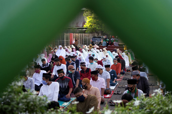 Umat Muslim melaksanakan Salat Idulfitri 1 Syawal 1441 H di Masjid Besar Nurul Hijrah Makassar, Sulawesi Selatan. ANTARA FOTO/Arnas Padda