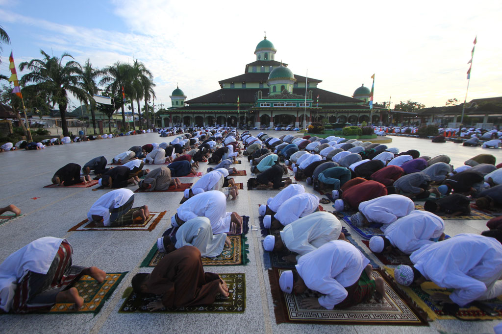 Umat Muslim melaksanakan Salat Idulfitri di Masjid Jami Banjarmasin, Kalimantan Selatan. ANTARA FOTO/Bayu Pratama s