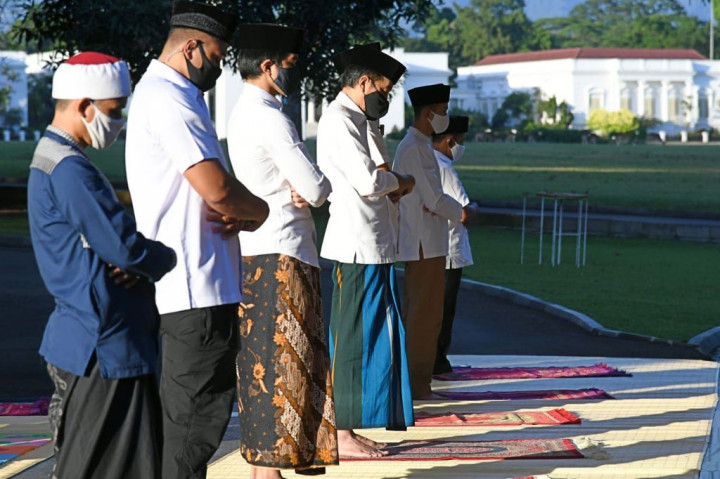 Presiden Joko Widodo bersama dengan Ibu Negara Iriana Joko Widodo menunaikan Salat Idulfitri 1441 Hijriah di halaman depan wisma Bayurini kompleks Istana Kepresidenan Bogor, pada Minggu, 24 Mei 2020.
