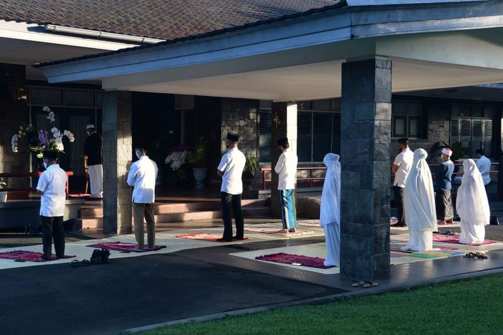 Beberapa perangkat melekat juga ikut menunaikan Salat Id, antara lain Komandan Grup A Pasukan Pengaman Presiden (Paspampres) Kolonel Inf Achiruddin, Kepala Biro Pers, Media, dan Informasi Sekretariat Presiden Erlin Suastini, Asisten Ajudan Presiden Lettu Inf Mat Sony Masturi, dan Pengawal Pribadi Presiden Lettu Inf Windra Sanur.