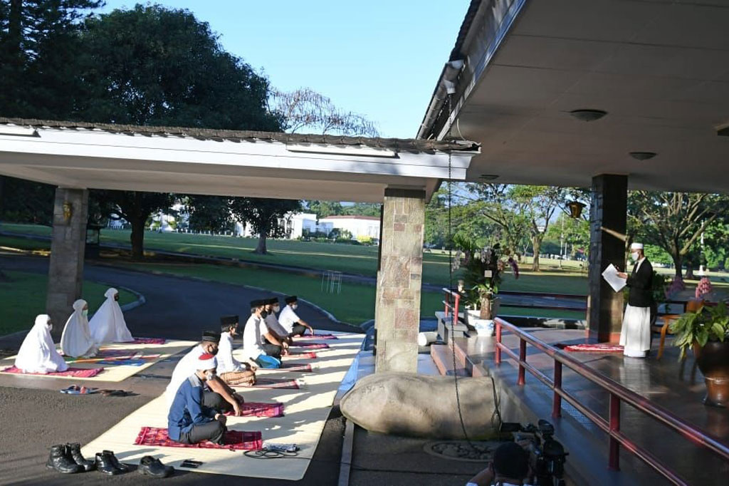 Salat Id berjamaah tersebut dipimpin oleh Ketua Dewan Kemakmuran Masjid (DKM) Masjid Baitussalam Istana Kepresidenan Bogor Muhammadun.