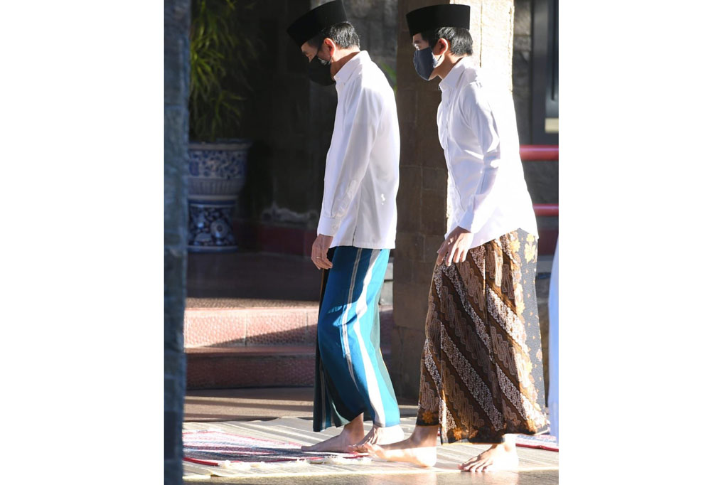Setelah melakukan salat sekitar pukul 06.52 WIB, Presiden Jokowi dan Ibu Iriana Jokowi beserta Kaesang Pangarep kembali ke Wisma Bayurini. 