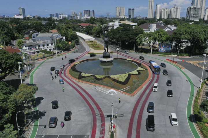 Hal yang sama juga terlihat di kawasan Bundaran Senayan, Jakarta Selatan. Hanya terlihat beberapa mobil dan motor yang melintas. ANTARA FOTO/Hafidz Mubarak A