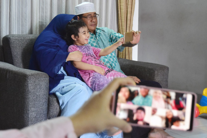 Sebuah keluarga di Kota Pekanbaru, Provinsi Riau, melakukan silaturahmi secara virtual dengan keluarga di Kota Depok, Jawa Barat, saat Hari Raya Idulfitri 1441 Hijriah, Minggu, 24 Mei 2020. ANTARA FOTO/FB Anggoro
