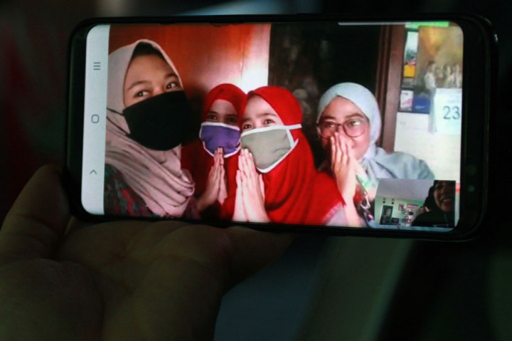 Warga melakukan panggilan video saat bersilaturahim Idulfitri 1441 H Di Kebayoran Lama, Jakarta. ANTARA FOTO/Muhammad Iqbal