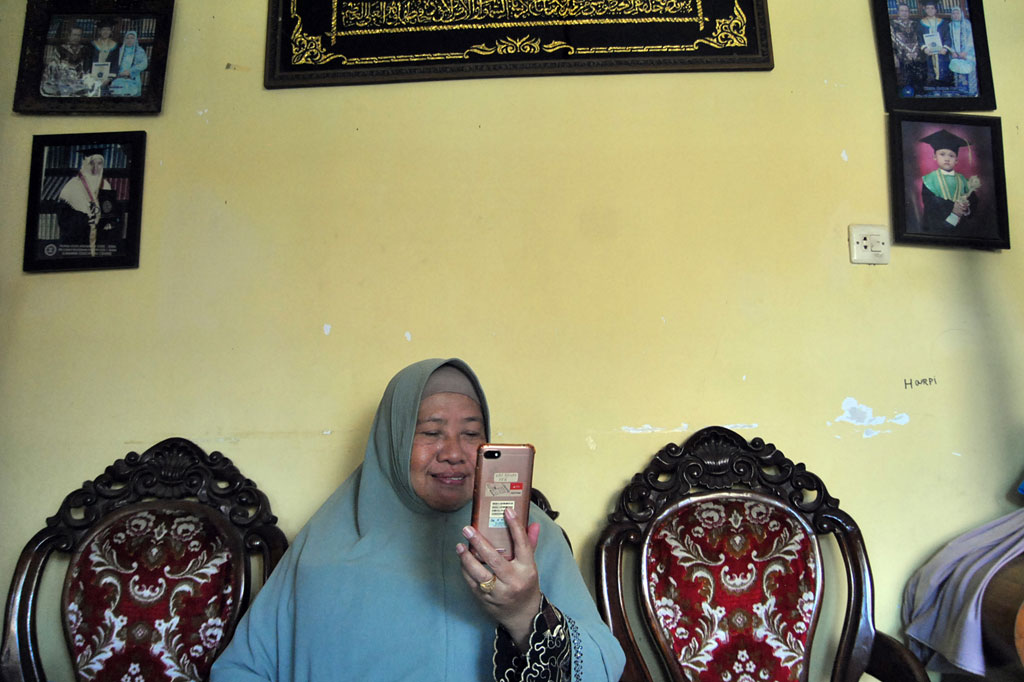 Warga melakukan panggilan video dengan keluarganya saat silaturahmi Hari Raya Idulfitri 1441 H secara media daring di Desa Laladon, Ciomas, Kabupaten Bogor. ANTARA FOTO/Arif Firmansyah