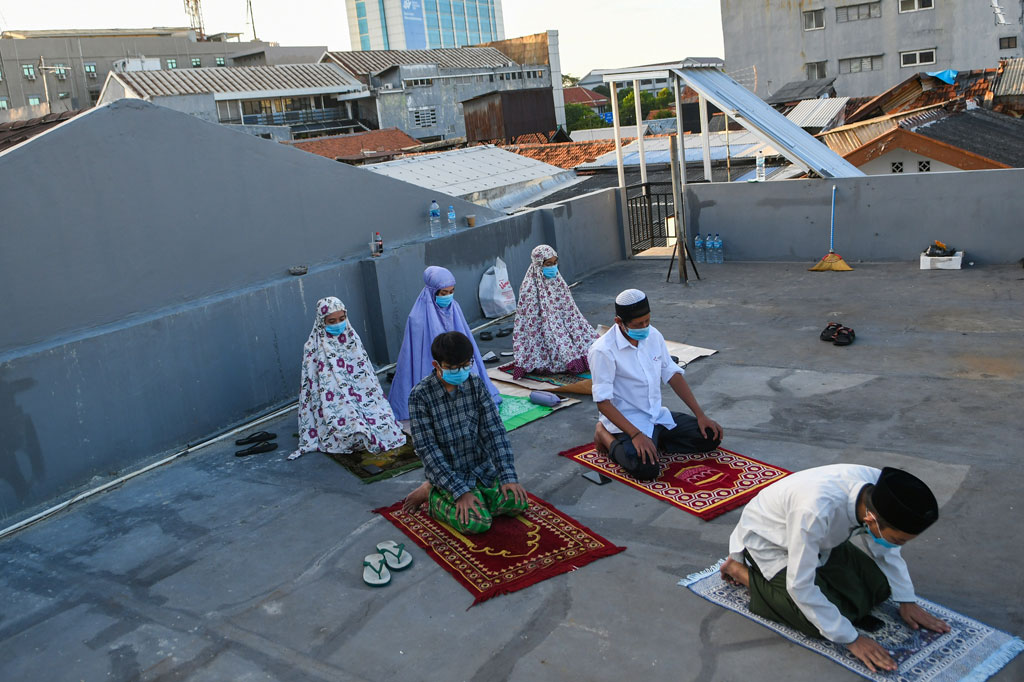 Salat Id ini dilaksanakan pukul 06.30 WIB, dengan menerapkan protokol kesehatan seperti 'physical distancing', memakai masker, serta tidak bersalaman, dan dilakukan dalam waktu seefektif mungkin.