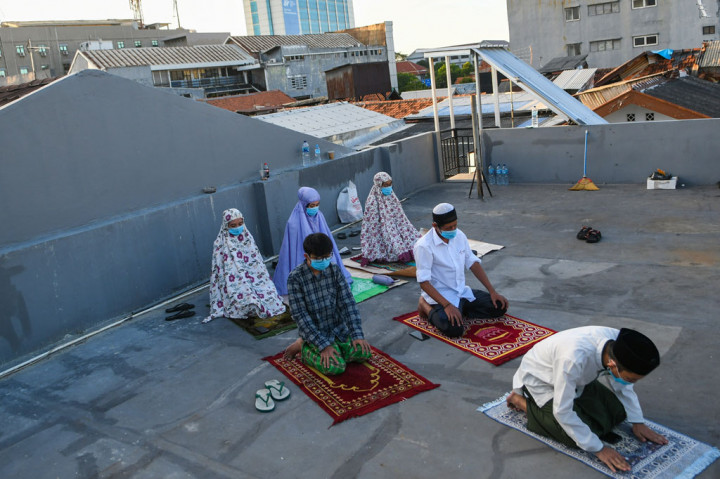 Salat Id ini dilaksanakan pukul 06.30 WIB, dengan menerapkan protokol kesehatan seperti 'physical distancing', memakai masker, serta tidak bersalaman, dan dilakukan dalam waktu seefektif mungkin.