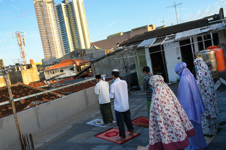 Perantau tersebut tidak bisa pulang mudik ke kampung halaman karena pandemi virus korona (covid-19) serta aturan pembatasan sosial berskala besar (PSBB) yang diterapkan oleh Pemerintah DKI Jakarta.