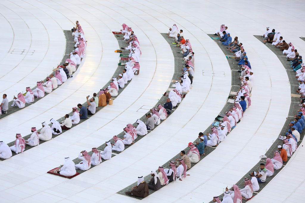 Jemaah yang melaksanakan Salat Id pun jumlahnya terbatas dan terdiri dari beberapa saf saja.