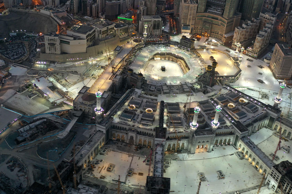 Arab saudi sendiri telah memberlakukan jam malam selama 24 jam penuh selama lima hari sejak 23 Mei 2020, menyusul melonjaknya kasus infeksi virus korona. Kasus penularan covid-19 meningkat empat kali lipat sejak awal Ramadan menjadi 68 ribu kasus positif, sehingga menjadi yang tertinggi di Teluk.