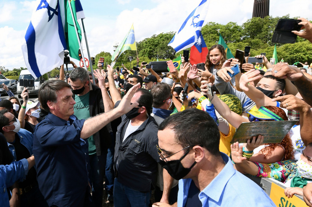 Presiden Brasil Jair Bolsonaro ikut turun ke jalan dan berbicara di hadapan para pendukungnya.