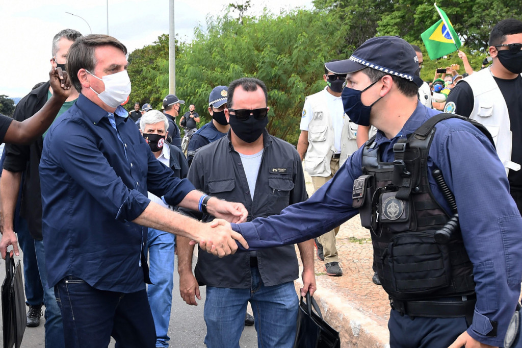 Presiden sayap kanan itu tiba dalam aksi demonstrasi di luar istana presiden di Brasilia dengan mengenakan masker berwarna putih.