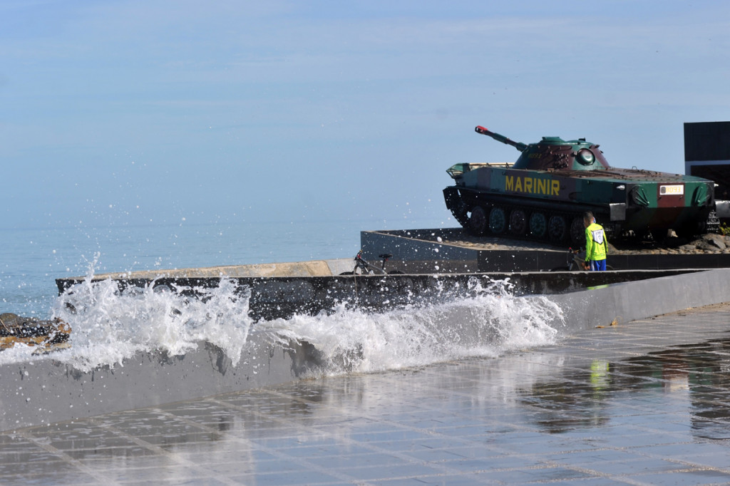 Pemkot Pariaman menutup semua objek wisata pantai di kota Tabuik itu selama libur lebaran karena masih dalam masa PSBB hingga 29 Mei 2020. ANTARA Foto/Iggoy el Fitra