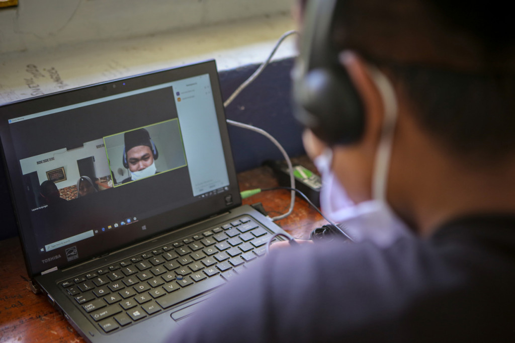 Seorang warga binaan menerima kunjungan keluarganya melalui fasilitas panggilan video di Lapas Pembinaan Khusus Anak (LPKA) Klas IA, Kota Tangerang, Banten.