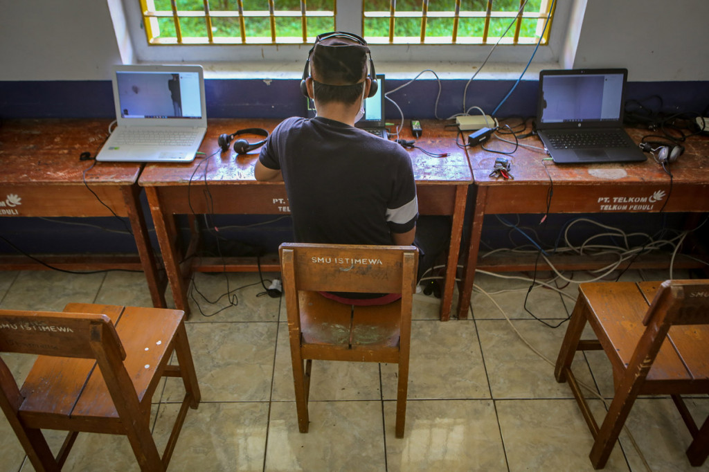 Dalam mendukung upaya pemerintah untuk mencegah penyebaran Covid-19, LPKA Klas IA menutup sementara akses kunjungan secara fisik dan menggantinya dengan fasilitas layanan panggilan video untuk warga binaan yang ingin bersilahturahim dengan keluarganya.