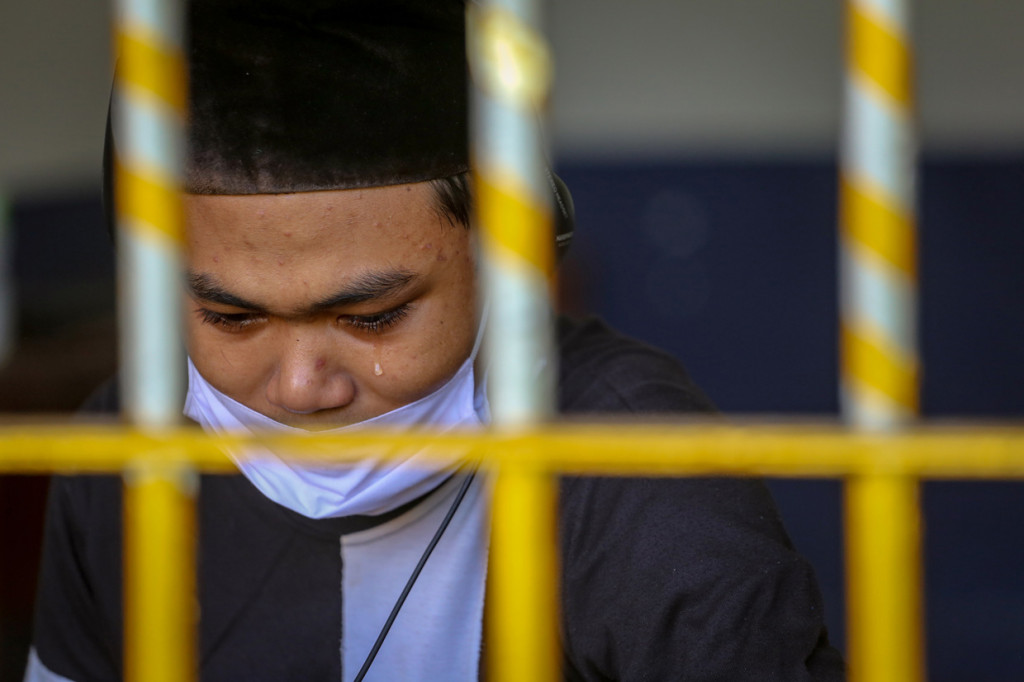 Seorang warga binaan menangis saat menerima kunjungan keluarganya melalui fasilitas panggilan video di Lapas Pembinaan Khusus Anak (LPKA) Klas IA, Kota Tangerang, Banten.
