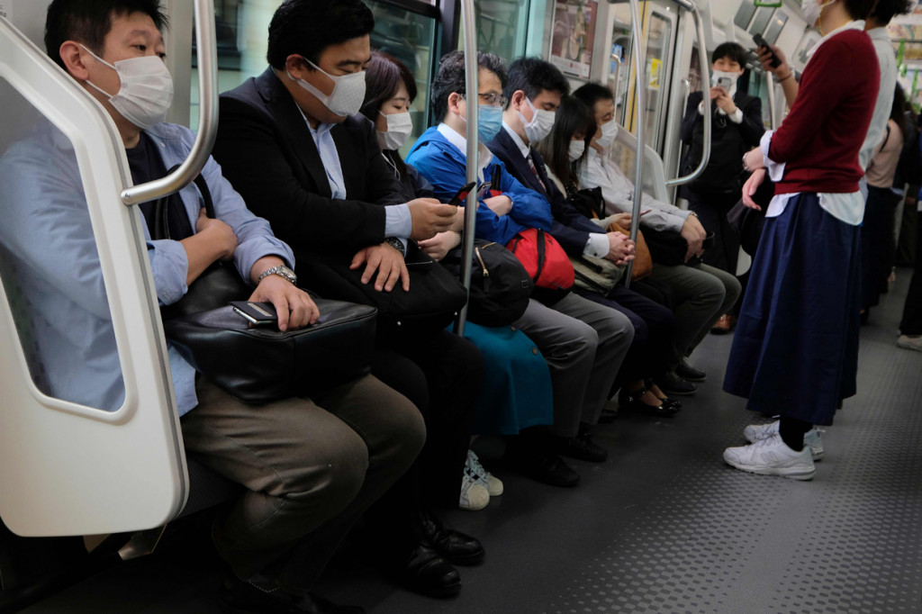 Stasiun kereta di Tokyo pun dipenuhi penumpang, terutama di jam sibuk.
