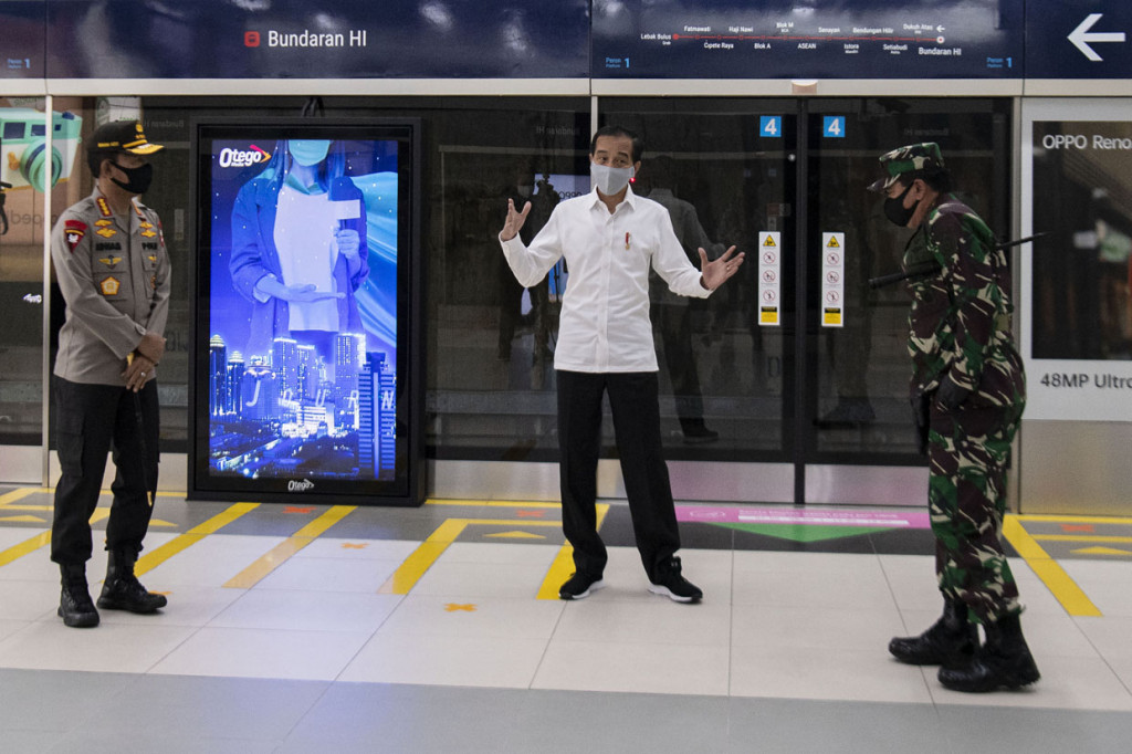 Presiden Joko Widodo didampingi Panglima TNI Marsekal TNI Hadi Tjahjanto (kanan) dan Kapolri Jenderal Pol Idham Aziz meninjau kesiapan penerapan prosedur standar New Normal di Stasiun MRT Bundaraan HI, Jakarta.

