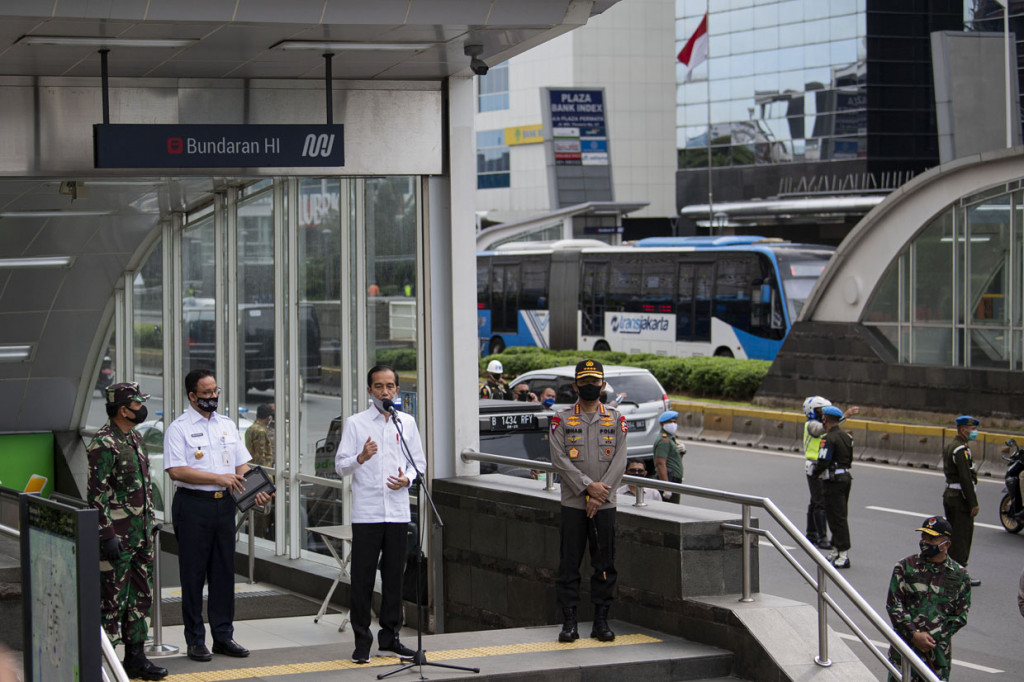 Menurut Jokowi, TNI dan Polri kedepannya akan menerjunkan pasukan lebih banyak di titik keramaian untuk lebih mendisiplinkan masyarakat mengikuti protokol kesehatan untuk pencegahan virus korona (Covid-19).

