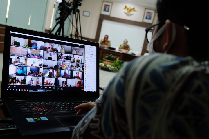 Kegiatan halalbihalal dalam kondisi Kejadian Luar Biasa (KLB) tersebut dilakukan secara daring sebagai upaya pemerintah setempat mencegah penyebaran Covid-19. 