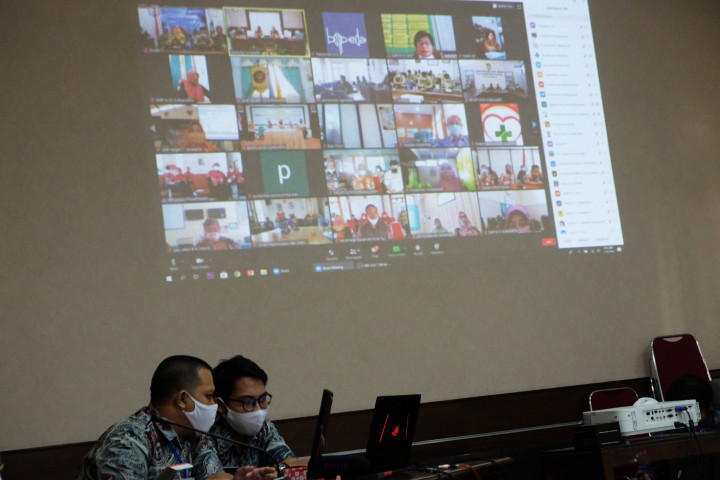 Aparatur Sipil Negara (ASN) Pemkot Solo melakukan halalbihalal secara daring di Balai Kota Surakarta, Jawa Tengah.