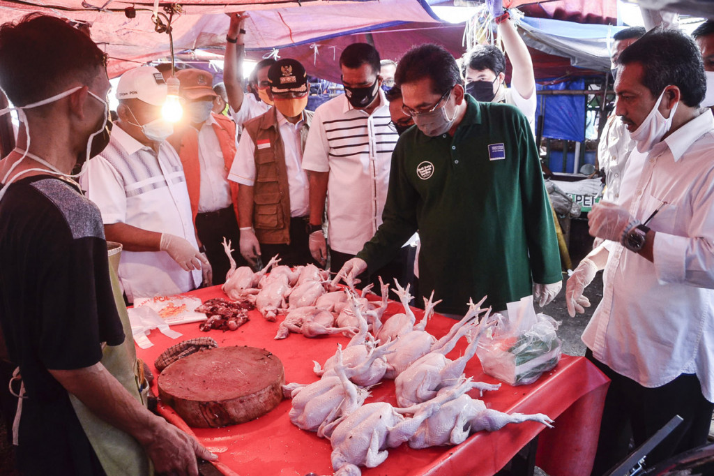 Menteri Perdagangan Agus Suparmanto (kedua kanan) meninjau harga kebutuhan pokok di Pasar Baru, Bekasi, Jawa Barat.