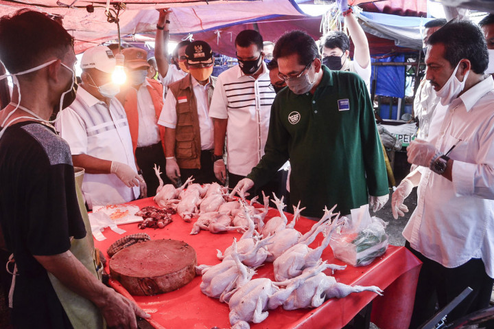 Menteri Perdagangan Agus Suparmanto (kedua kanan) meninjau harga kebutuhan pokok di Pasar Baru, Bekasi, Jawa Barat.