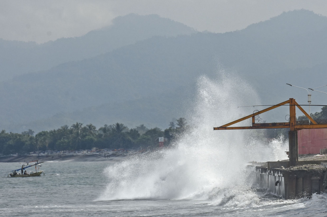 Gelombang Tinggi Hantam Pesisir Pantai Ampenan - Medcom.id