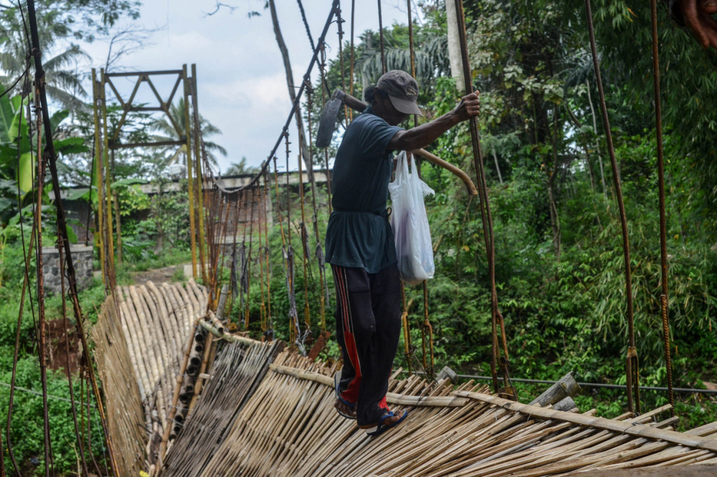 Meskipun jembatan gantung yang menghubungkan tiga desa, Banjarsari, Sukaratu, dan Tanjungsari tali slingnya putus akibat diterjang luapan Sungai Cikidang sebulan lalu, warga masih nekat menggunakan jembatan untuk aktivitas sehari-hari karena alasan kecepatan yang memotong jarak.