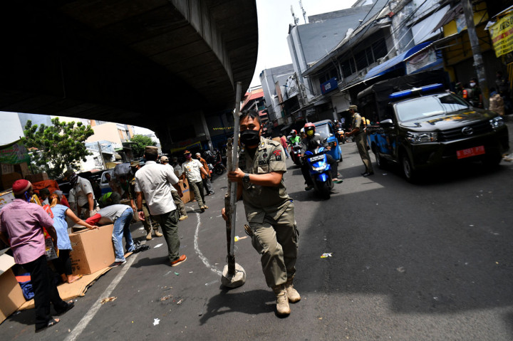 Penertiban oleh Satpol PP di kawasan niaga tersebut agar mengurangi potensi penularan Covid-19 di tengah berlangsungnya Pembatasan Sosial Berskala Besar di DKI Jakarta. 
