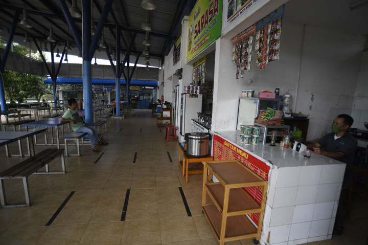 Hal itu juga berimbas terhadap menurunnya jumlah pengunjung di sejumlah rest area. Seperti terlihat di Rest Area KM 86 B Tol Cikampek-Jakarta, Jawa Barat, Rabu, 27 Mei 2020. 