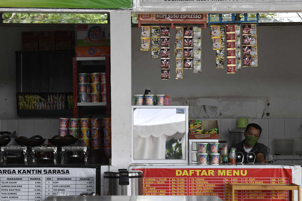 Banyak pedagang yang menunggui dagangannya sembari menatap kursi dan meja-meja yang kosong di hadapan mereka.