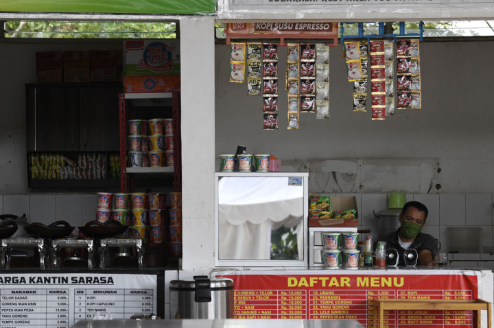 Banyak pedagang yang menunggui dagangannya sembari menatap kursi dan meja-meja yang kosong di hadapan mereka.