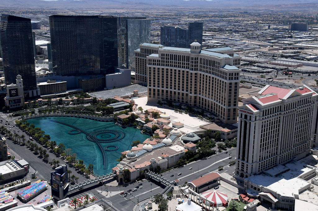 Sisolak mengatakan dia membuat keputusan untuk membuka kembali industri game bernilai miliaran dolar - landasan ekonomi Nevada - setelah berkonsultasi dengan para pakar kesehatan.