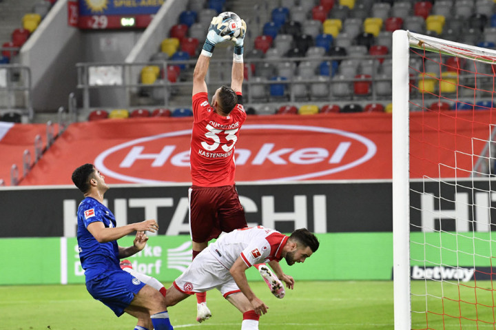 Pertandingan yang dimainkan secara tertutup karena pandemi covid-19 tersebut pada menit-menit awal babak pertama hanya diwarnai dengan operan-operan panjang tanpa ancaman ke gawang lawan karena kedua tim menerapkan strategi sangat berhati-hati.