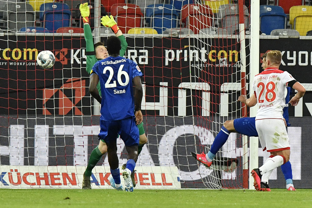 Lini pertahanan Schalke yang semakin ceroboh memungkinkan tuan rumah untuk kembali mencetak gol kemenangan mereka lima menit kemudian, ketika Kenan Karaman menyundul bola dari jarak satu meter hasil umpan silang Erik Thommy.