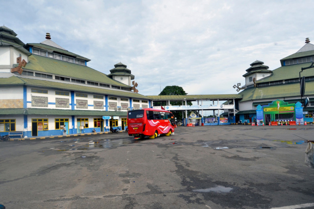 Memasuki H+4 Idul Fitri 1441 H, terminal sepi penumpang akibat adanya larangan mudik di masa pandemi Covid-19.