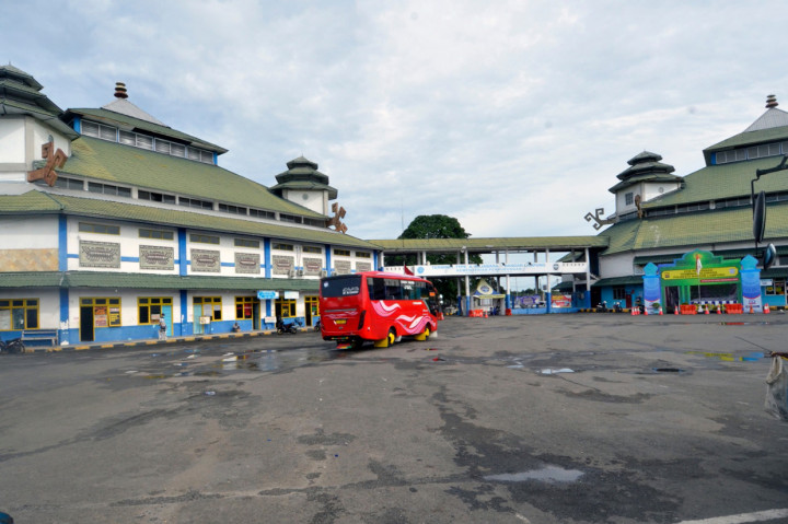 Memasuki H+4 Idul Fitri 1441 H, terminal sepi penumpang akibat adanya larangan mudik di masa pandemi Covid-19.