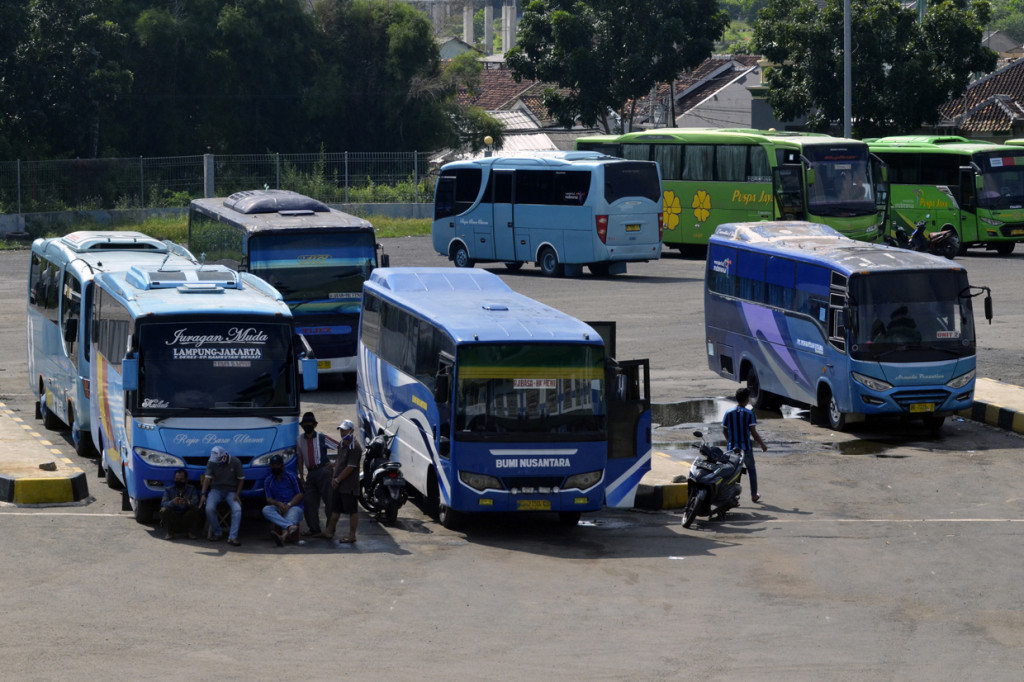 Sejumlah bus rute dalam kota terparkir di terminal Rajabasa Bandar Lampung, Lampung.