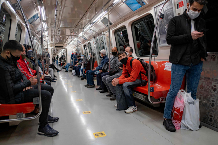 Layanan kereta api antarkota mulai beroperasi lagi pada Kamis, 28 Mei 2020, pagi waktu setempat. Sebuah rangkaian kereta tampak meninggalkan ibu kota Ankara menuju Istanbul, untuk pertama kalinya sejak dihentikan sementara pada 28 Maret lalu.