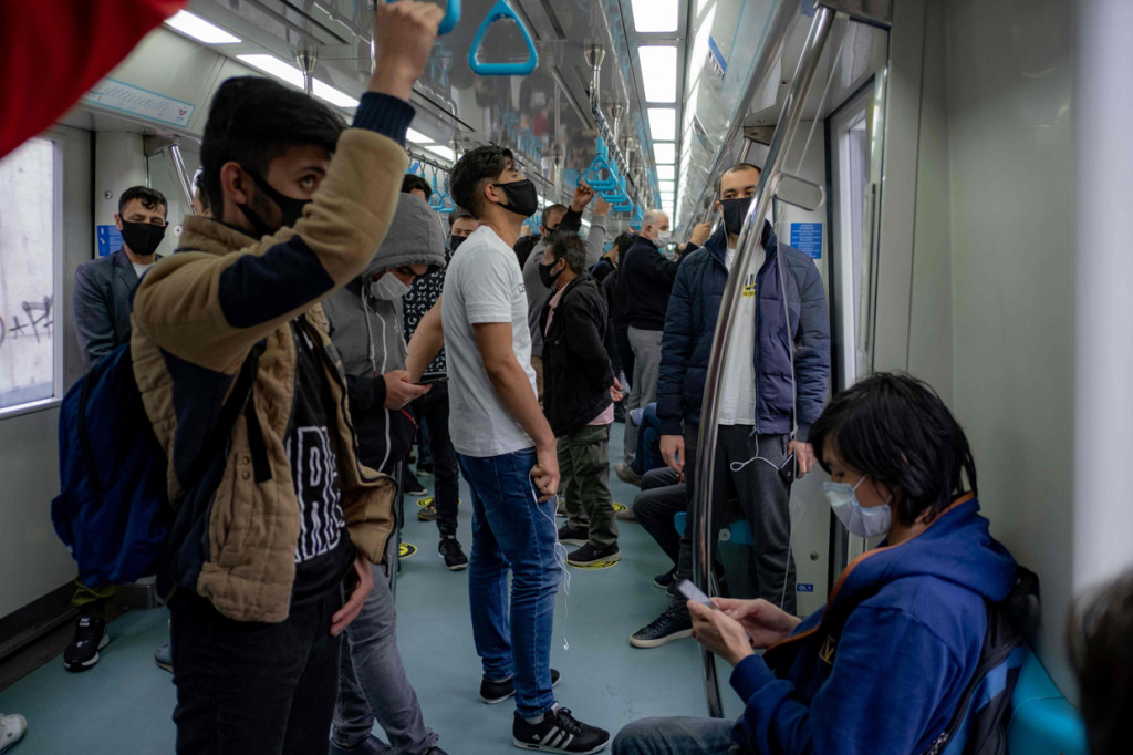 Rangkaian kereta dengan rute Ankara-Istanbul ini akan melakukan 16 perjalanan setiap hari. Namun, setiap warga yang berusia 20 tahun ke bawah dan 65 tahun ke atas belum diperbolehkan bepergian dengan kereta.