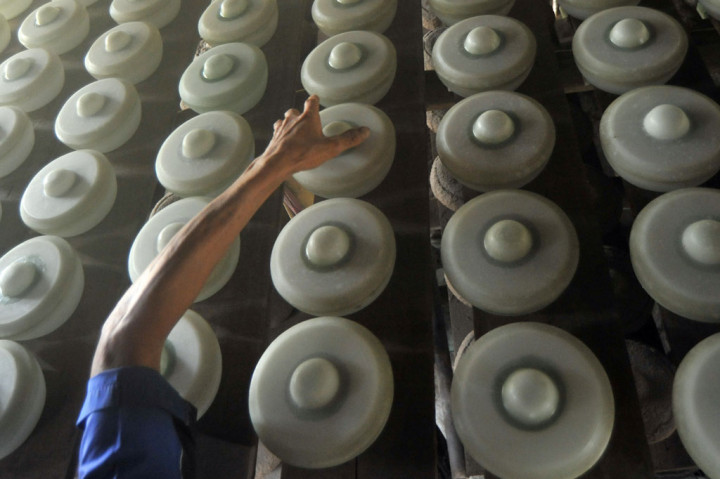 “Tung... Tung... Tung..” suara talempong yang dipukul menggema ke penjuru desa Nagari Sungai Puar, Kabupaten Agam, Sumatera Barat. Suara tersebut berasal dari bangunan semi permanen beratap rumbia, bengkel dari pengrajin talempong. Ditemani kepulan asap, pengrajin menyetel nada talempong dengan mengetuk bagian dalam talempong menggunakan palu dan kayu untuk menyesuaikan nada dasar.