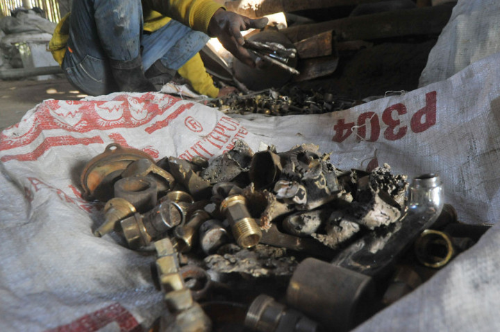 Pertama, pengrajin harus mencetak lilin yang berbentuk talempong. Setelah kering, lilin tersebut kemudian dilamuri dengan tanah berlapis-lapis. Lapis pertama terdiri dari tanah kental, membaluti bagian dalam dan luar lilin berbentuk talempong tersebut. Kemudian dijemur lalu dilapis kembali hingga talempong berbentuk gemuk.