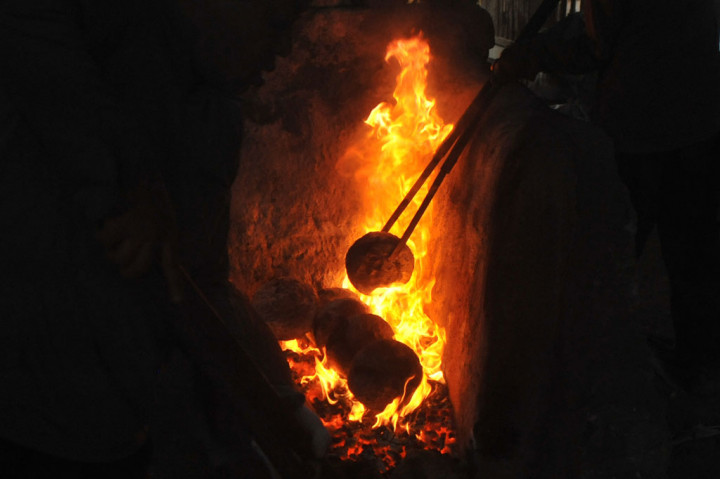 Kondisi cuaca sangat mempengaruhi cepat atau lambatnya proses pembuatan talempong, karena penjemuran butuh sinar matahari. Setelah penjemuran untuk lapisan terakhir, barulah bakal cetakan talempong dibakar di tungku pembakaran khusus. Pada saat inilah, lilin yang berada di dalam lapisan tanah itu akan mencair dan membentuk cetakan talempong.