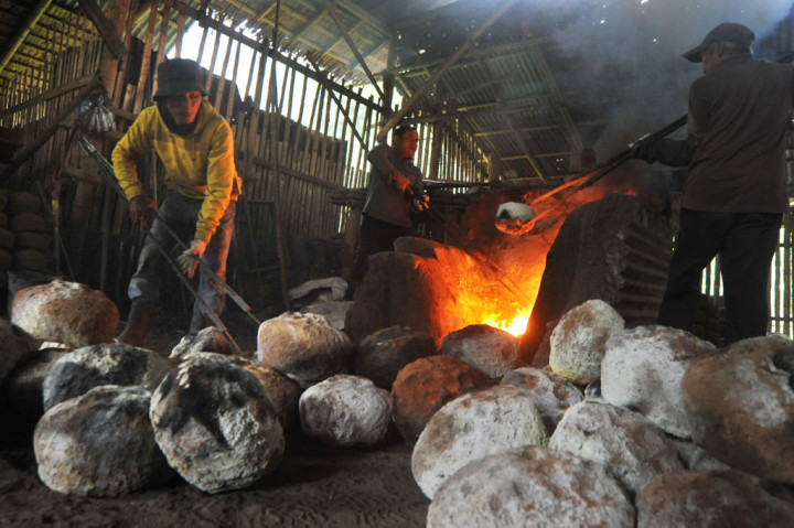 Lapisan tanah pun dibakar hingga dua kali agar cetakan talempong kuat, karena akan diisi dengan cairan logam kuningan dari logam bekas dengan meleburnya. Proses penuangan cairan logam dalam cetakan talempong memerlukan kehati-hatian ekstra dan akan gagal ketika cetakan bocor atau pecah.