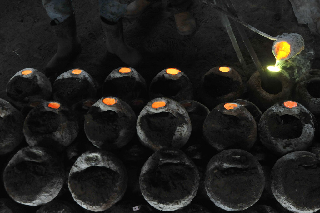 Setelah dingin, cetakan bisa dipecahkan dan meninggalkan talempong yang sudah jadi di dalamnya. Talempong ini akan disetel nadanya lalu dipoles berulang kali hingga mengkilap. Satu buah talempong dihargai mulai Rp190 ribu hingga Rp250 ribu. Biasanya talempong dimainkan dengan jumlah delapan hingga 16 buah.