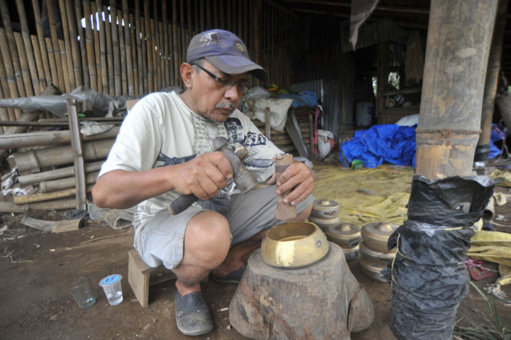 Sejumlah bengkel usaha pembuatan talempong di desa itu masih bertahan di tengah perkembangan gaya hidup modern. Dan selama gema talempong masih terdengar hingga ke kota-kota, bengkel itu akan terus mengepulkan asap diramaikan suara-suara khas logam yang dipukul.